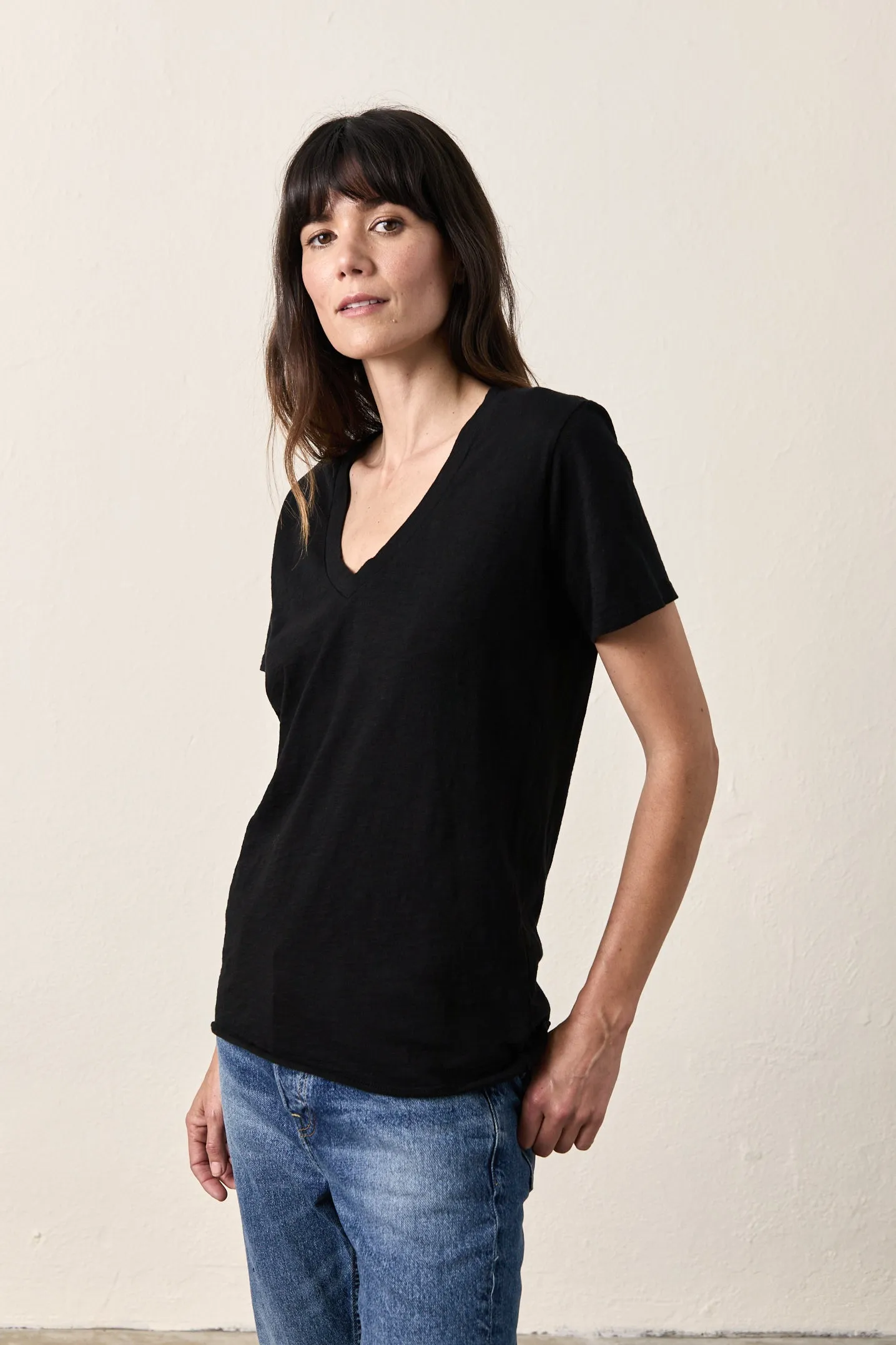 CORA V-NECK TEE / BLACK