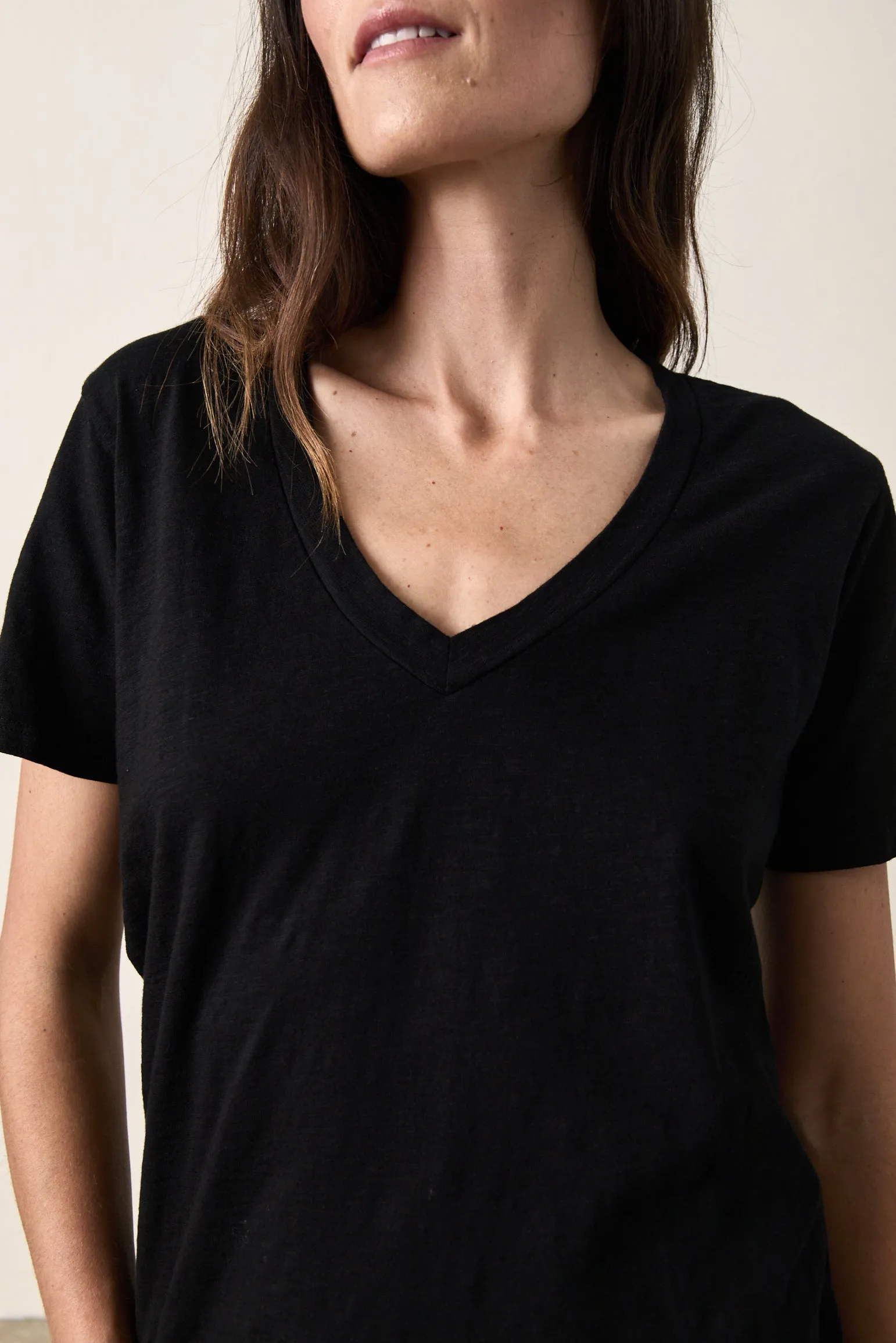 CORA V-NECK TEE / BLACK